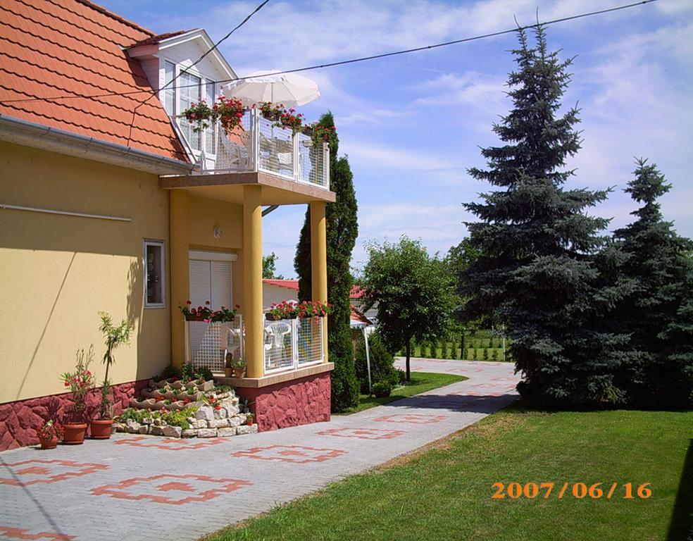 Aniko Apartmanhaz Balatonfoldvar Bagian luar foto